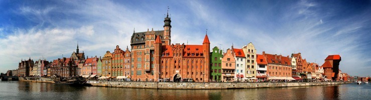 https://commons.wikimedia.org/wiki/File:2012-08-30_pano_gdansk_sm2.jpg#/media/File:2012-08-30_pano_gdansk_sm2.jpg">2012-08-30 pano gdansk sm2</a>" autorstwa <a href="//commons.wikimedia.org/w/index.php?title=User:Pjama&amp;action=edit&amp;redlink=1" class="new" title="User:Pjama (strona nie istnieje)">Pjama</a> - <span class="int-own-work" lang="pl">Praca wasna</span>. Licencja <a href="http://creativecommons.org/licenses/by-sa/3.0" title="Creative Commons Attribution-Share Alike 3.0">CC BY-SA 3.0</a> na podstawie <a href="https://commons.wikimedia.org/wiki/">Wikimedia Commons</a>.